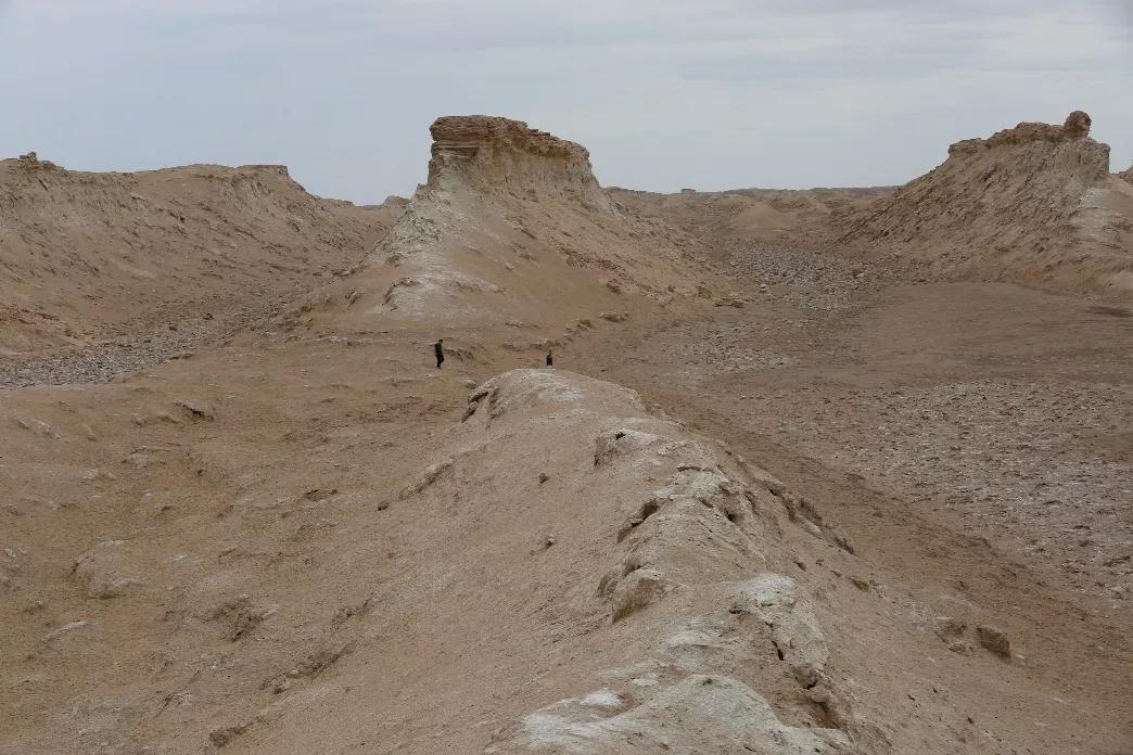 新疆广袤的沙漠地下真的有暗河吗,新疆的沙漠有一个大洞