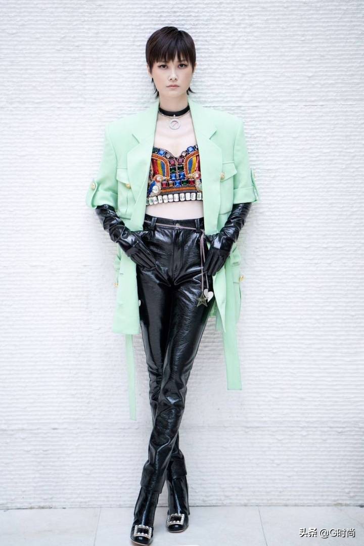 闪亮的漆皮元素又流行回来了，一穿就酷帅时髦到不行