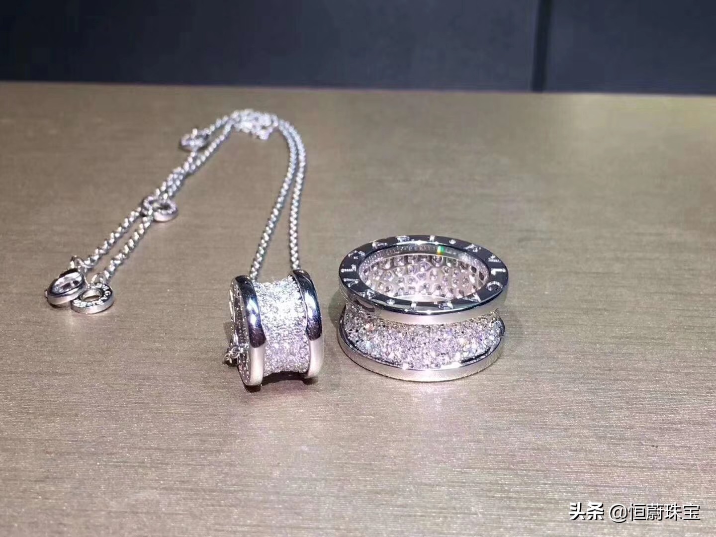 卡地亚love戒指哪款最经典,卡地亚love戒指在实体店多少钱