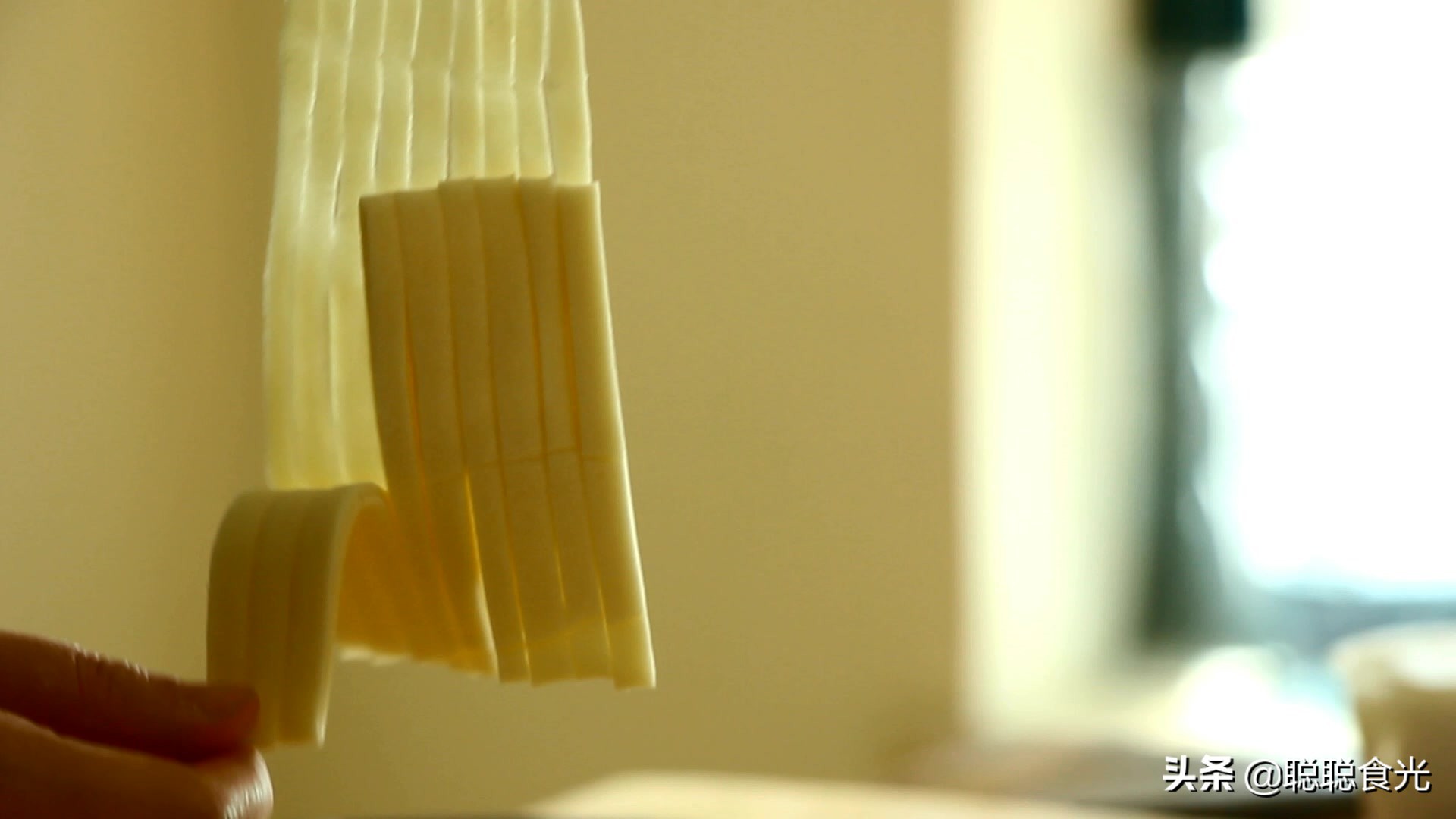 碱面手擀面怎么做劲道不断条,做手擀面放点什么筋道