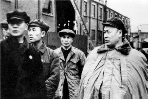 蒋介石疯狂轰炸上海，却遭苏军王牌飞行员痛击，蒋军战机掉头就跑