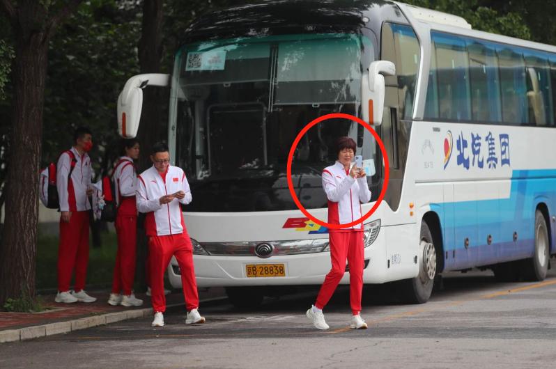 球迷为中国女排加油,中国球迷现场为女排加油完整版