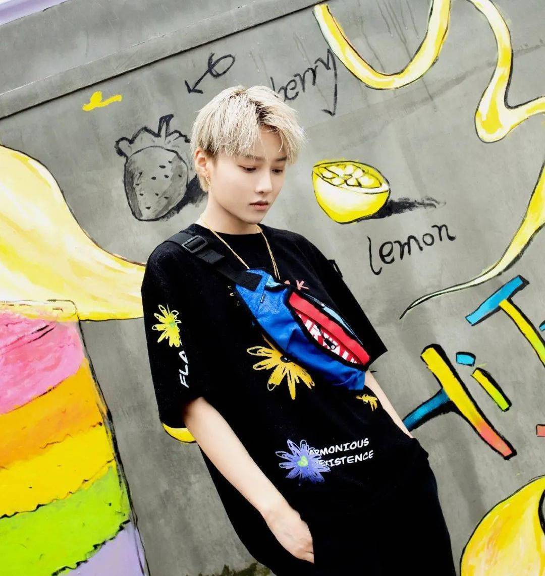 今年最火的斜挎腰包,腰包该怎么搭配