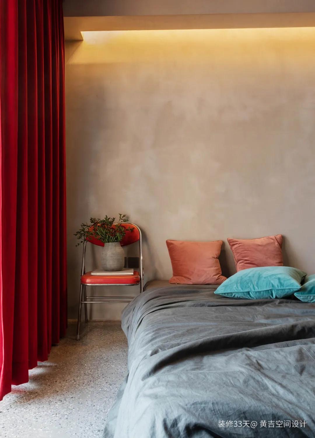 因卧室太小能买一大一小床头柜吗,卧室太小放不下梳妆台