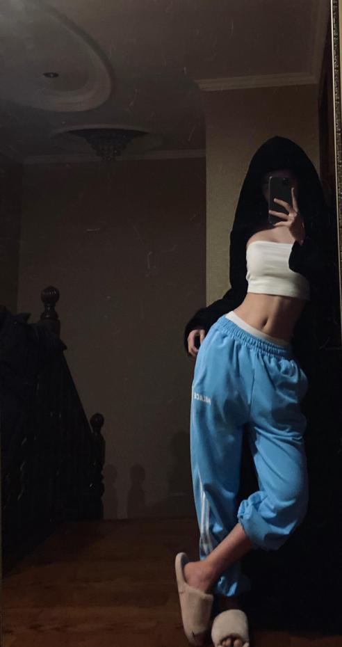 白色t恤尽显优美马甲线，可爱女孩方圆，让运动成为生活中的习惯