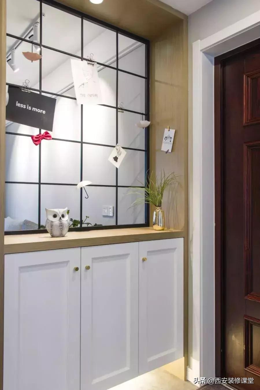 进门鞋柜设计右侧是餐厅隔断,红木鞋柜屏风隔断一体效果图