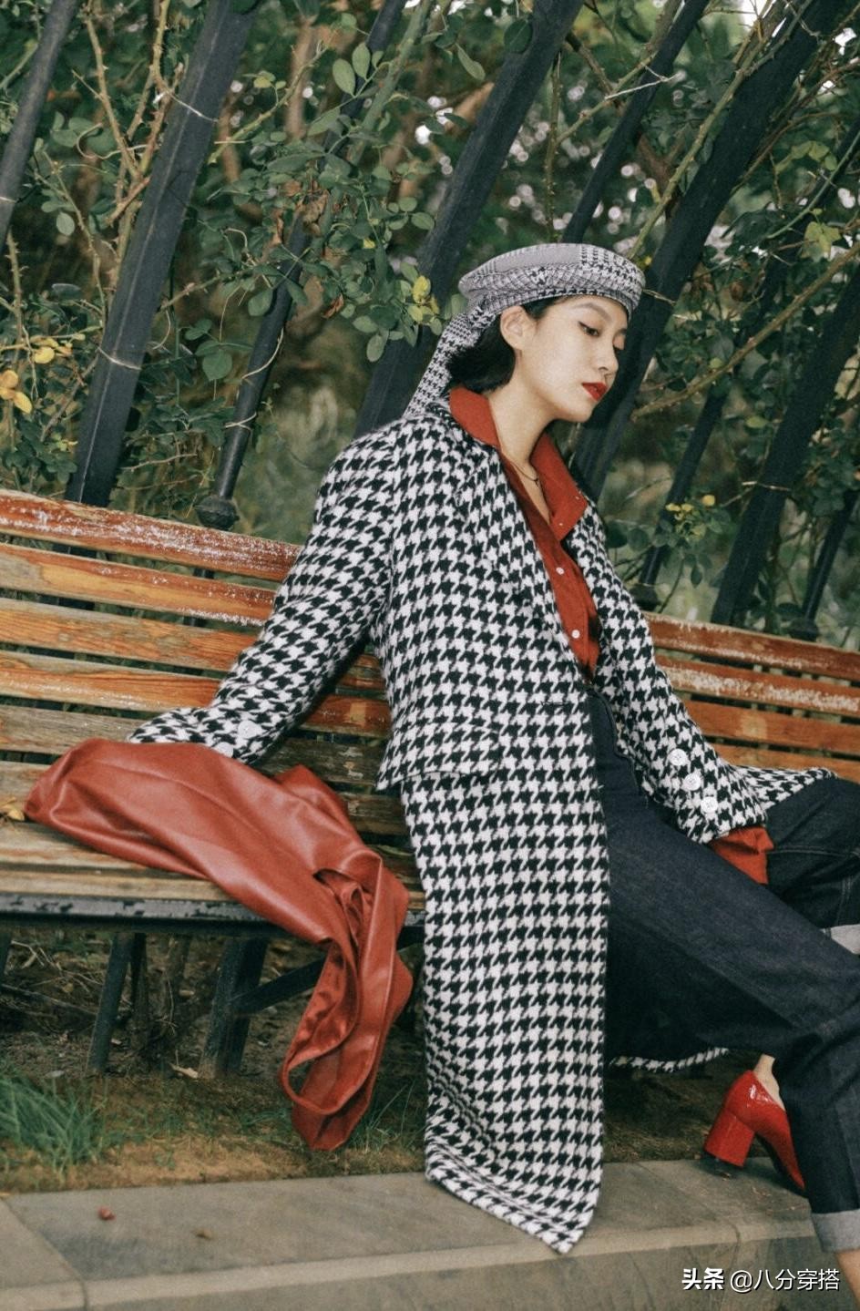 冬天“千鸟格大衣”怎么穿才高级？看看这些穿搭示范，保暖又显瘦