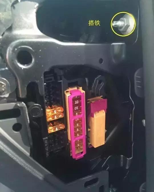 奥迪a6lc6保险盒示意图,奥迪a6lc72.0t前保险盒