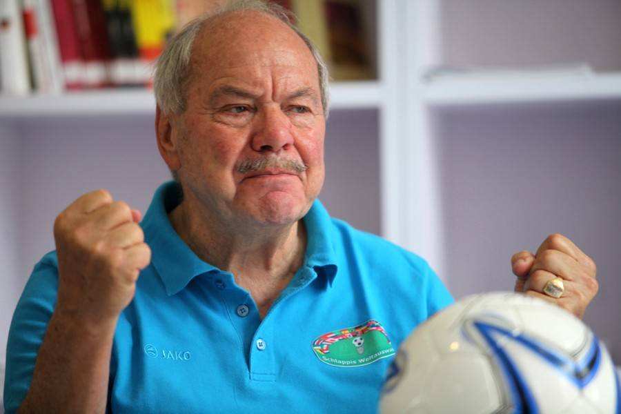 什么样的中场更适合现代足球,中场转身摆脱