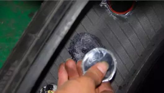 有车的朋友们要当心这个补胎套路,老司机都不知道汽车养护