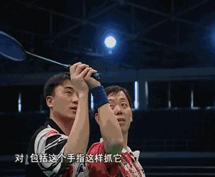 羽毛球反手高远球握拍和发力技巧,羽毛球高远球的打法和技巧