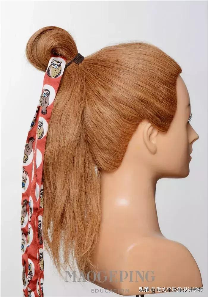 适合30-40岁减龄丸子头加发带,一根发带显脸小的发型