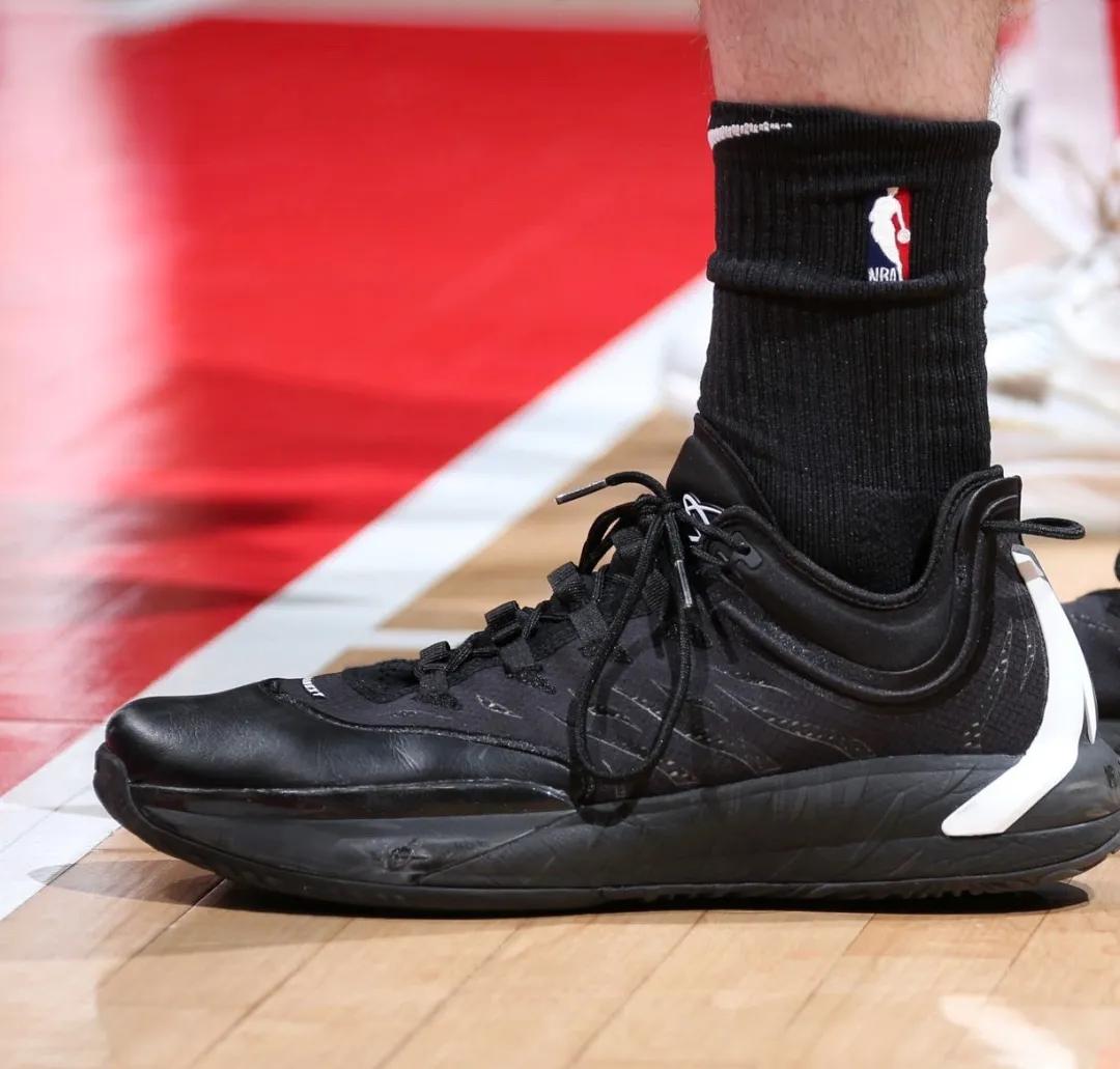 nba球员上脚安踏,nba球员上脚球鞋欧文4绿橙粉