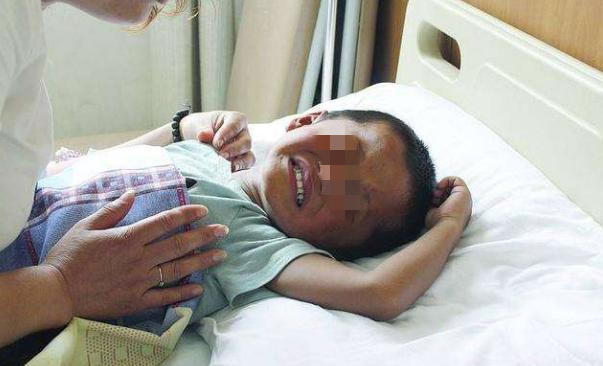 4岁孩子被蜜蜂咬了怎么办,孩子被蜜蜂蛰了妈妈很心疼