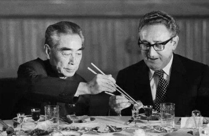 尼克松访华,假装说喜欢烟盒上熊猫图案,周恩来拍板:送两只真的