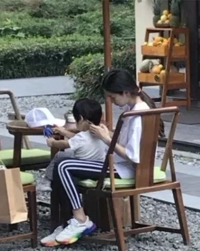 baby当妈妈了吗,baby素颜带儿子外出