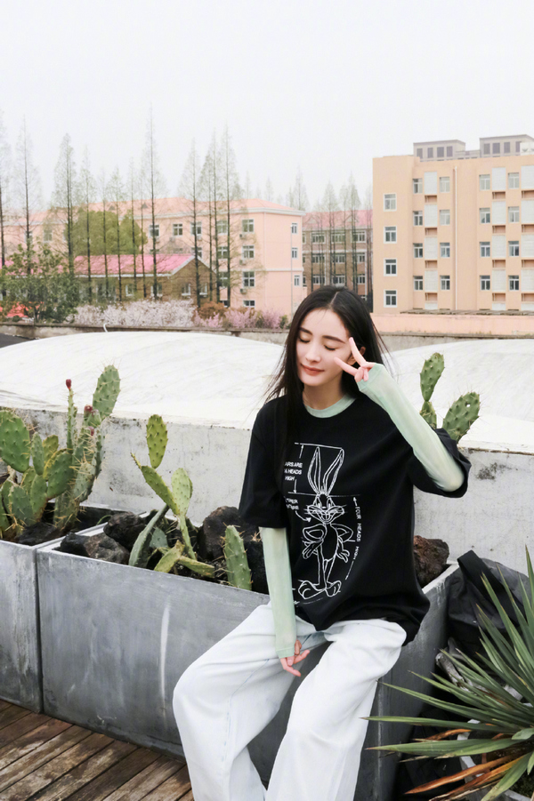 杨幂仙气不输刘亦菲,杨幂真是个时髦精