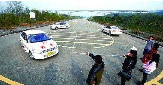 搞笑考驾照坐副驾驶,考驾照搞笑视频学员坐副驾驶