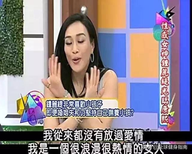 钟丽缇张伦硕人鱼夫妇跳舞视频,54岁钟丽缇穿红色人鱼装