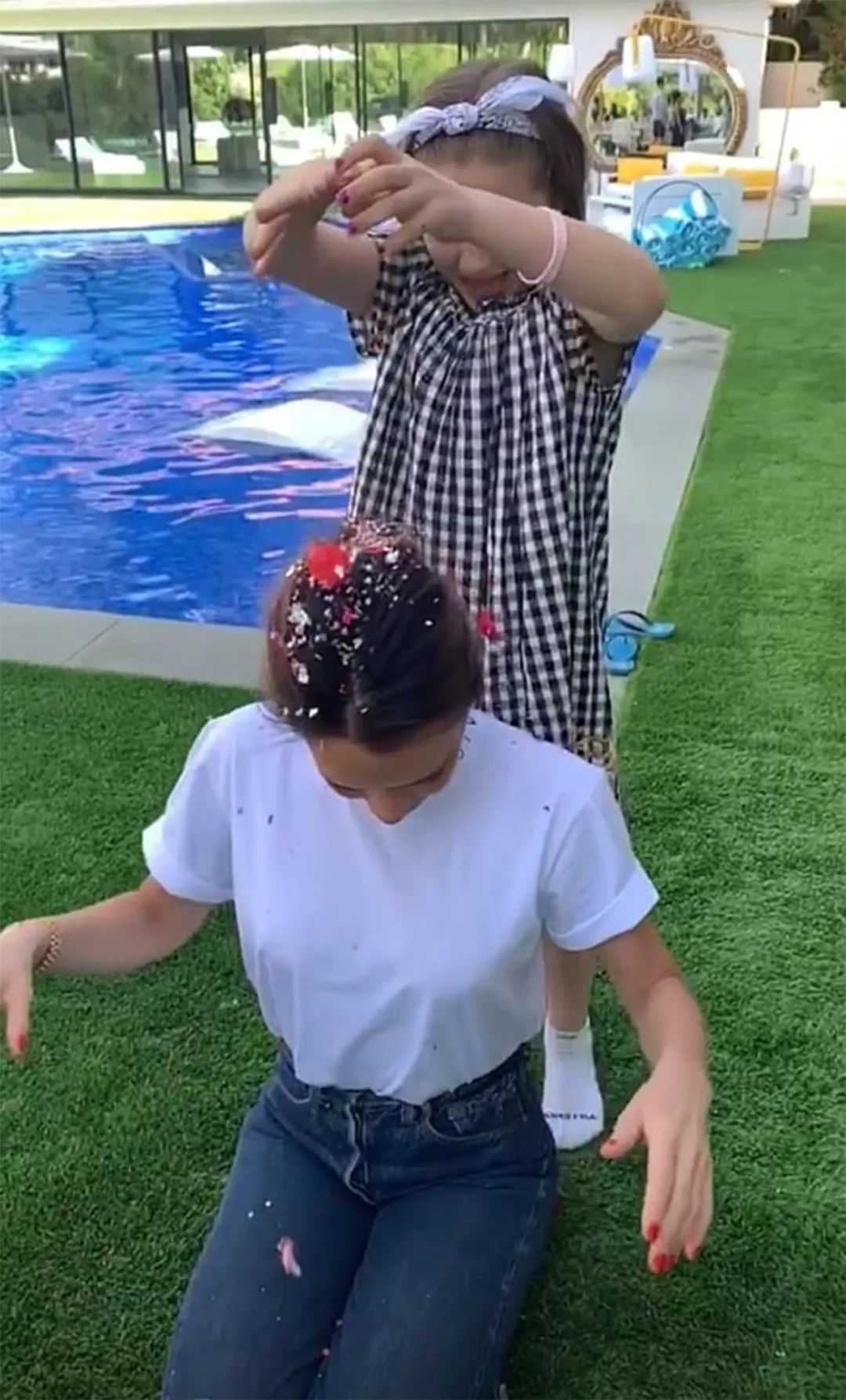 维多利亚贝嫂抱娃走秀,贝嫂维多利亚50岁