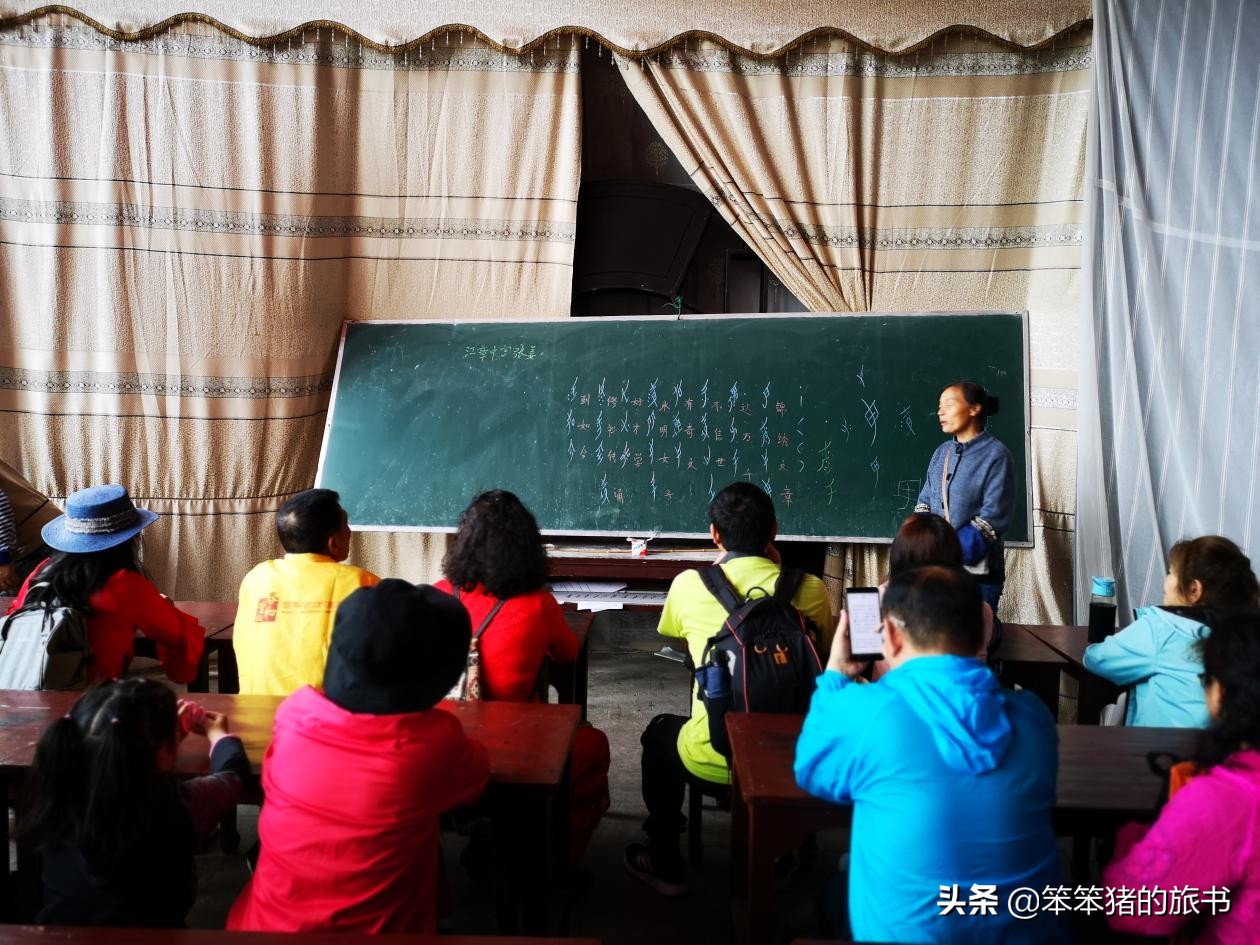 探秘濒临消失的音节文字——女书