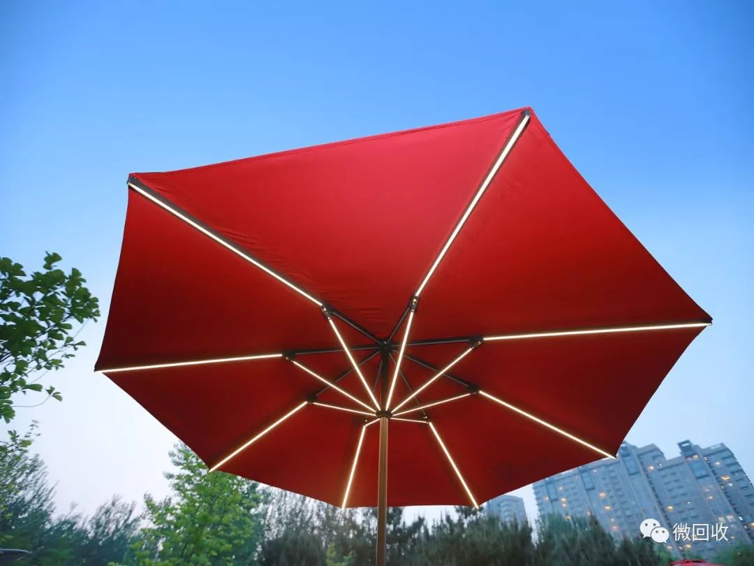 在非洲，不仅用泥巴给手机充电，还把自己改造成充电宝和天线