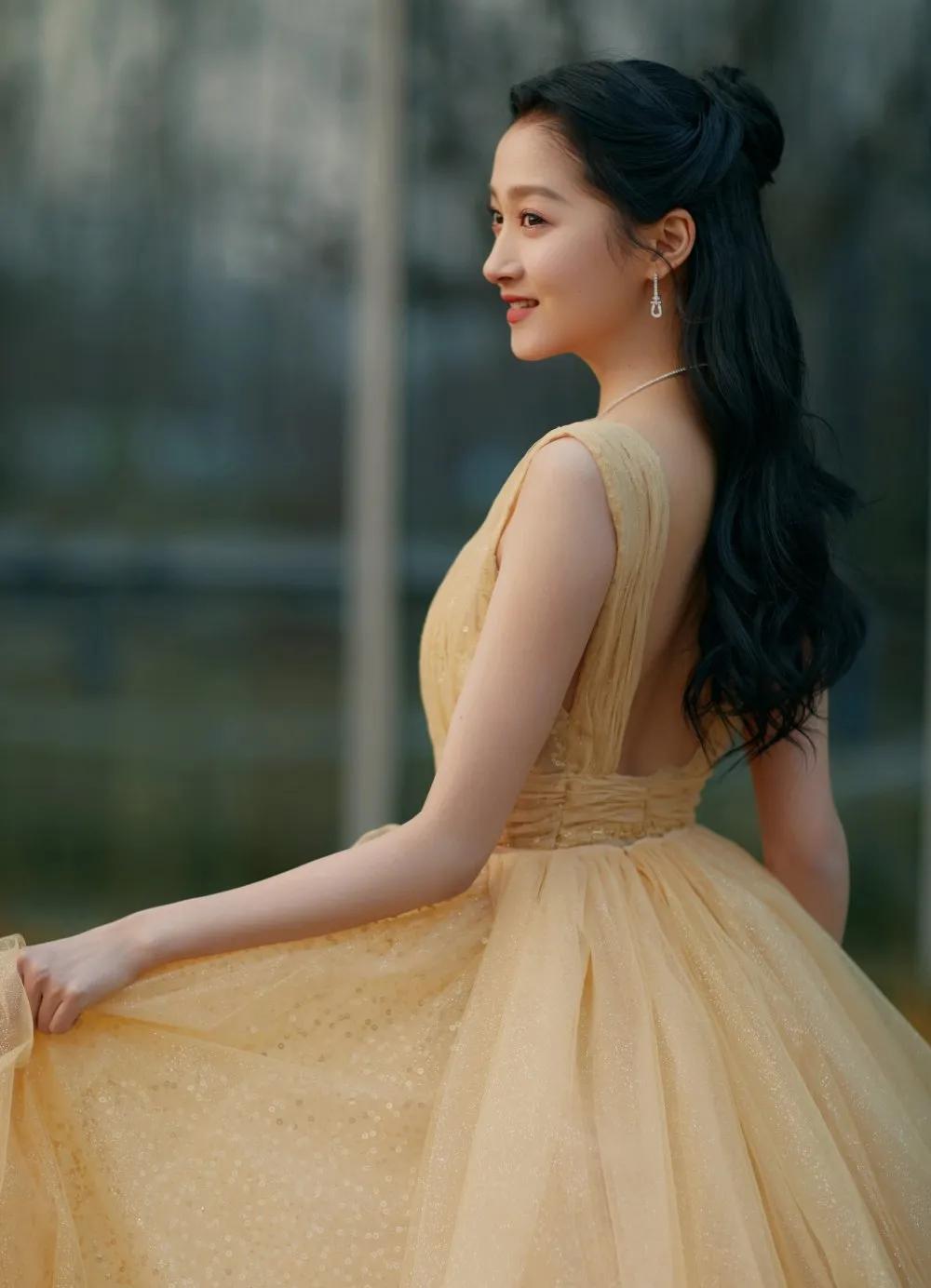 莫非仙女下凡?关晓彤暗黑古堡大片惹人心动