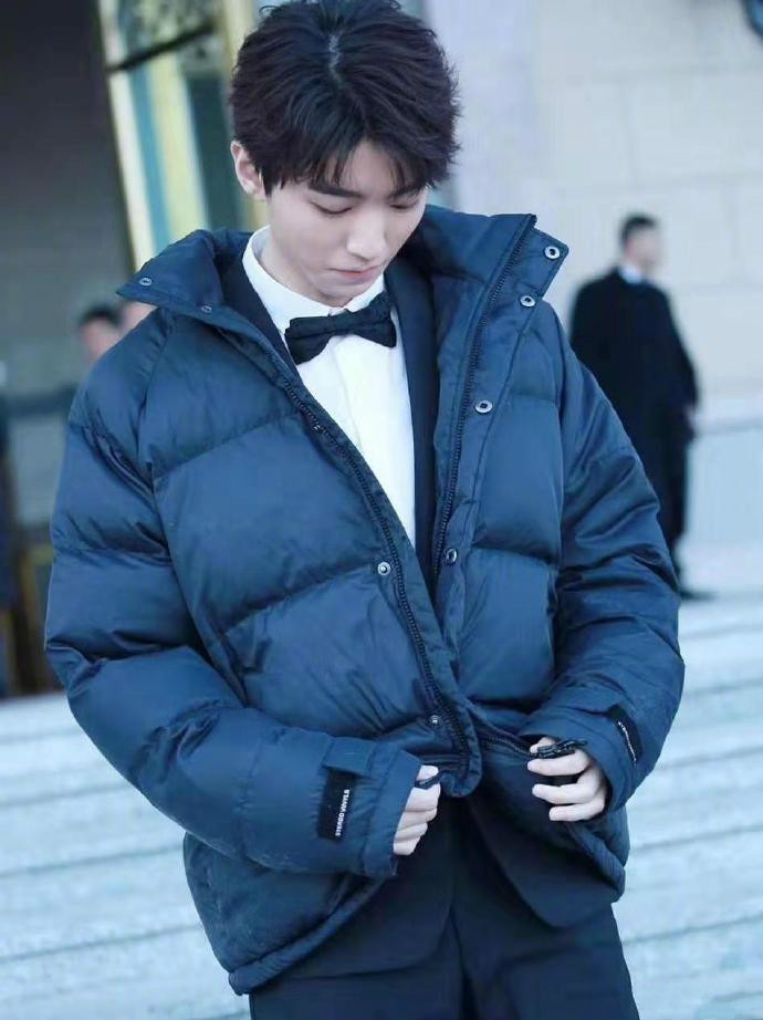 王俊凯拉链破洞裤,王俊凯外套秋冬穿搭