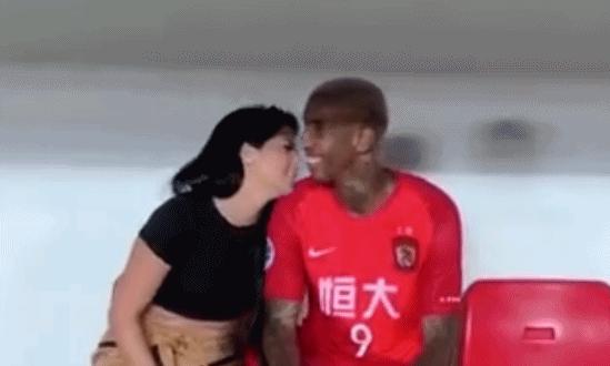 亚冠最香艳1幕：娇艳女友与塔利斯卡热吻，看肚子也是个白斩鸡