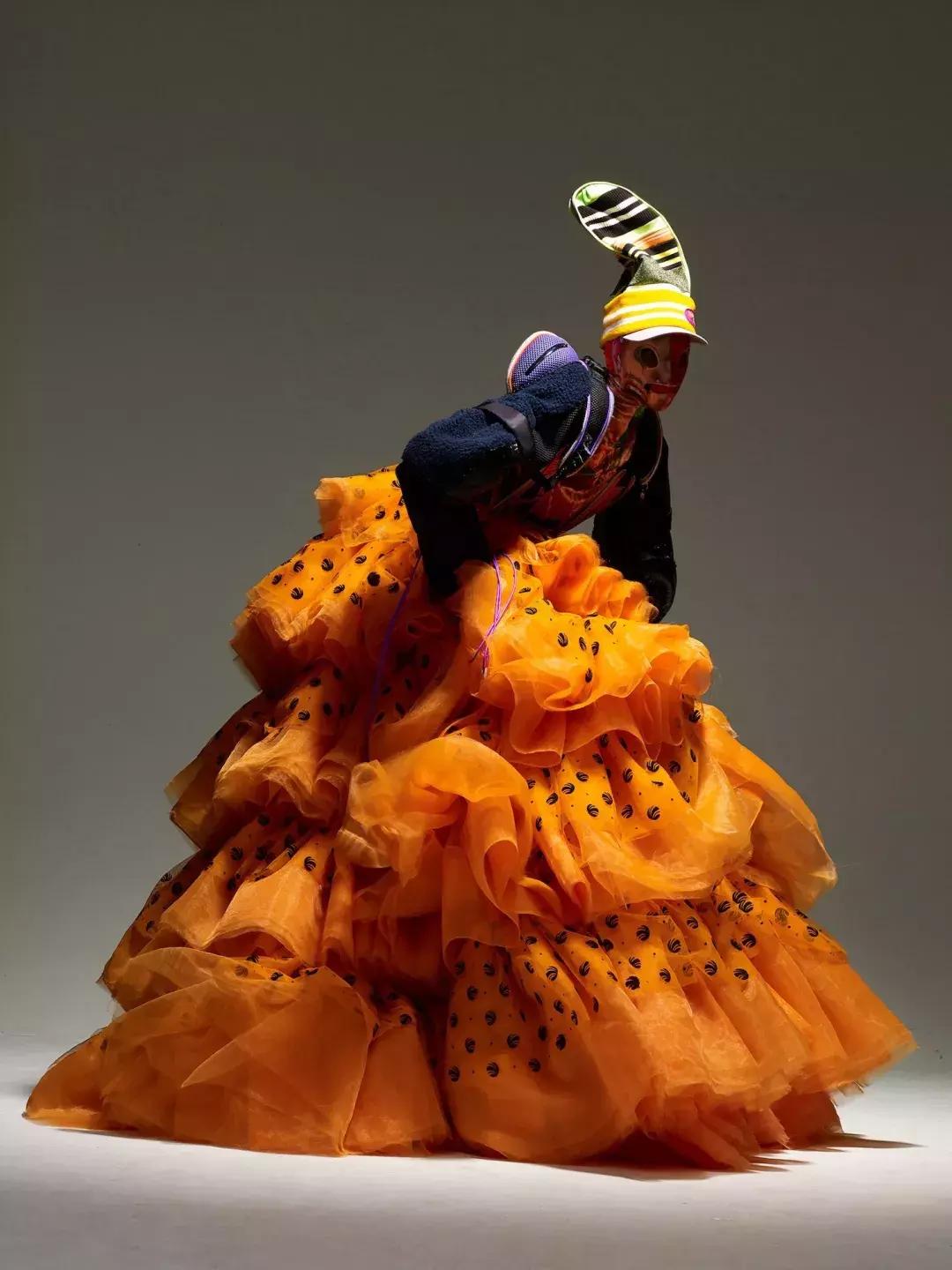 蔡依林的18年老粉儿,蔡依林一身红蓝