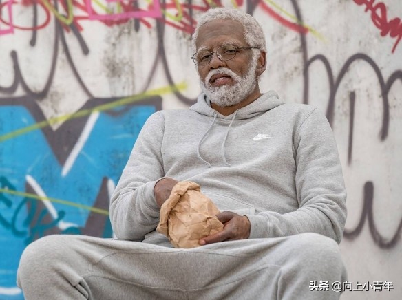 nba球星扮演老人去打球全集,球星假装老人踢足球