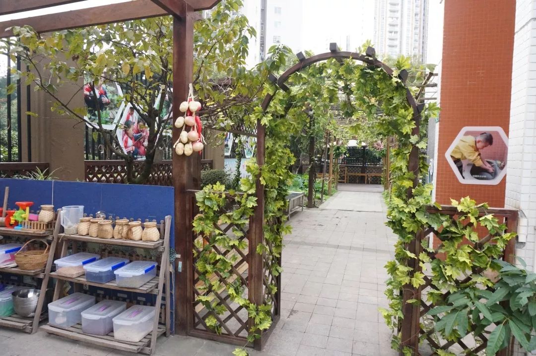 小小足球运动员=未来男神~|走进成都市第十二幼儿园蓝光分园