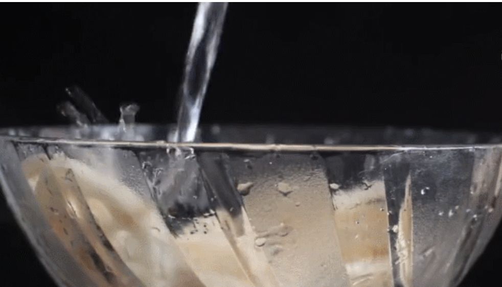 莲藕孔里面的脏污怎么清除,莲藕孔里有一层黑膜怎么清洗