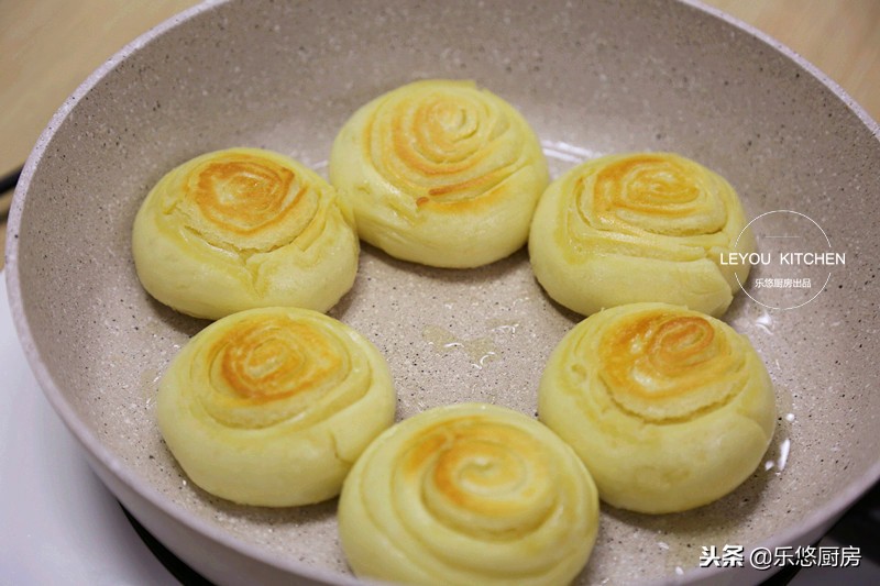 1碗面粉、1包牛奶、1个鸡蛋，烙好的饼和面包一样好吃