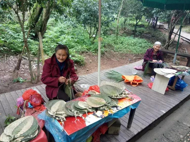 一个让人流连忘返的地方,山清水秀,只需要坐在河边发呆就行。