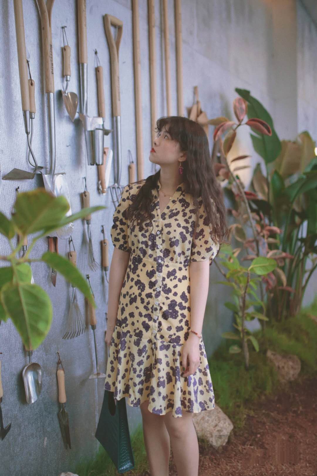 碎花裙显瘦款式怎么搭配,大碎花裙和小碎花裙哪个显年轻