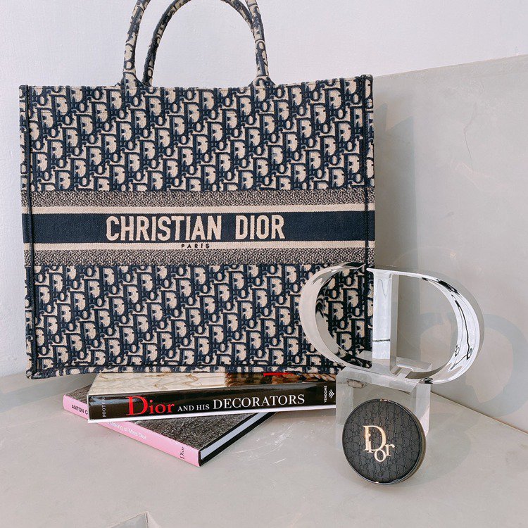 又被烧！雾黑Dior缇花压印气垫粉饼低调奢华，元旦开抢