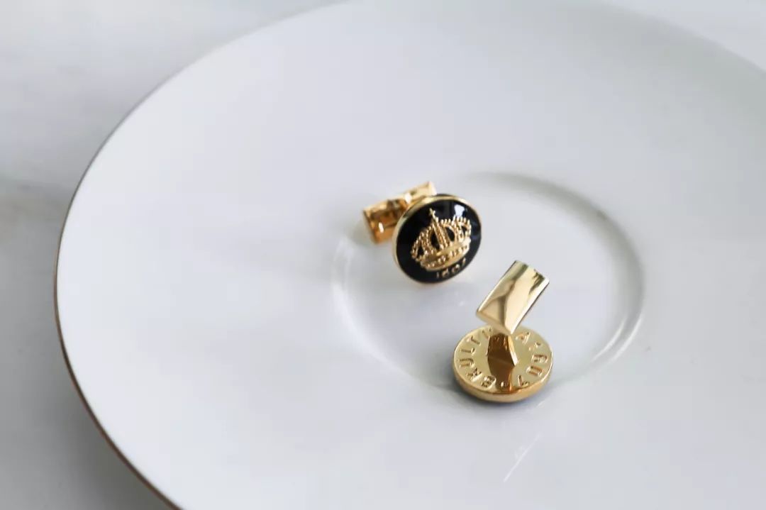 瑞典皇家配饰品牌，几百块戴出万元质感，金色手镯男女戴都好看