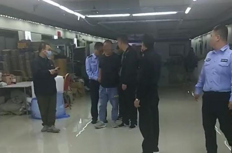 上一秒口若悬河下一秒表情凝固玉器主播直播时被抓了