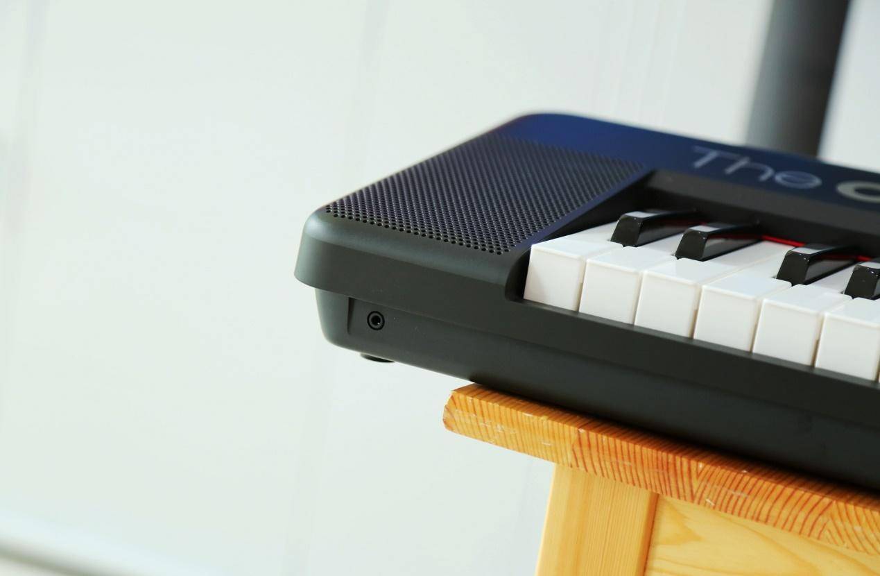 theone智能钢琴连接其它乐器,学会钢琴再弹电子琴