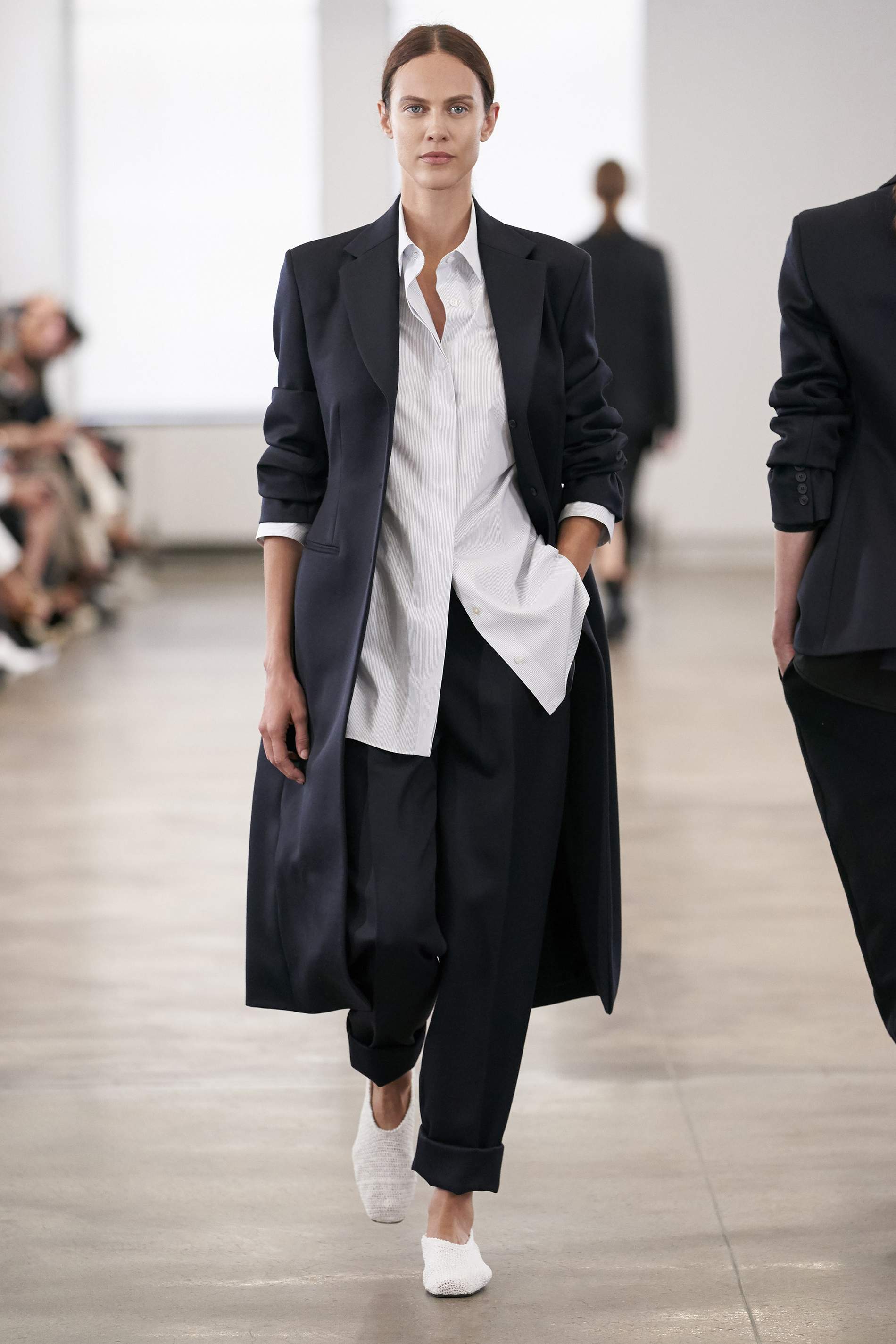 面对眼花缭乱的时装2020春夏到底买什么？她们有话要说