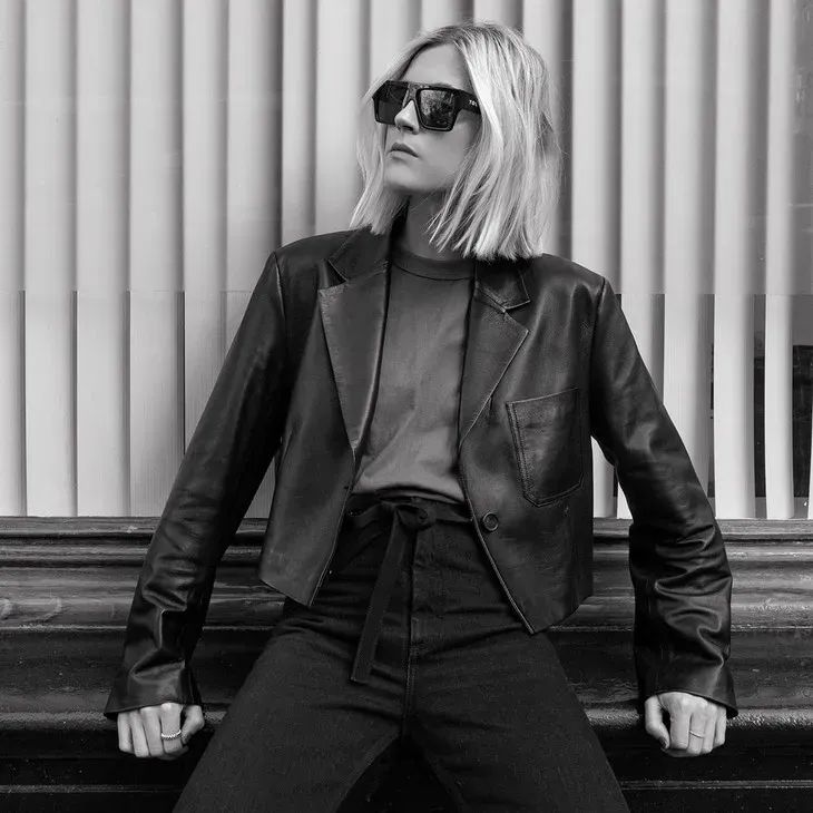 一件皮西装可以有多帅？时髦精们早已给出了答案