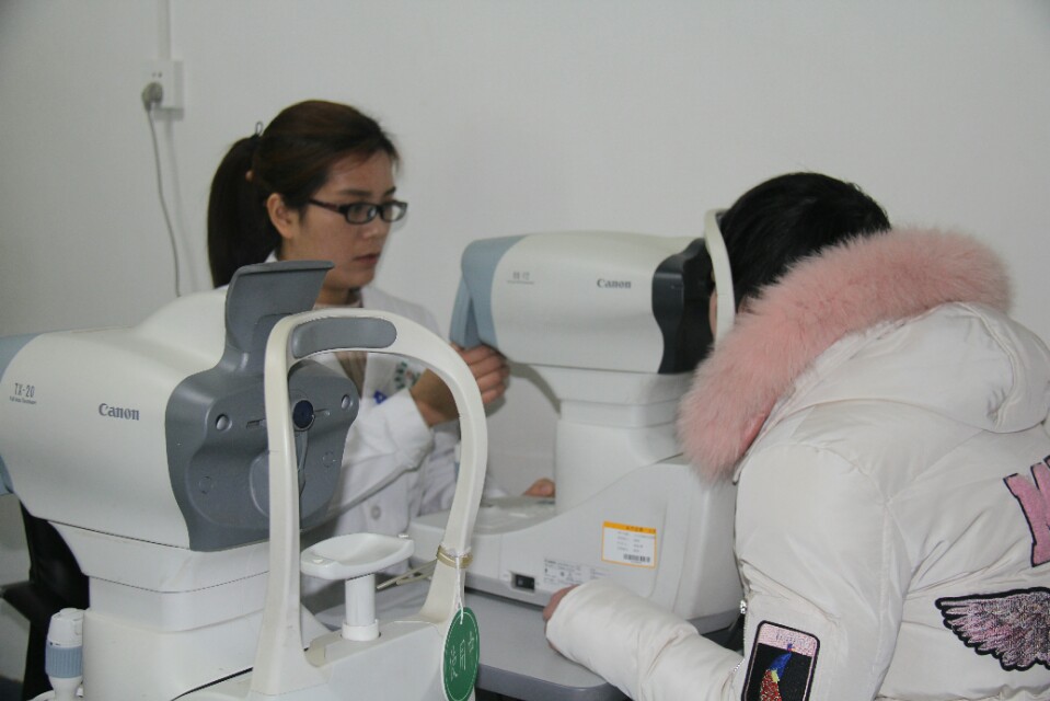 锦旗后面的故事,医术精湛显仁心患者感恩赠锦旗