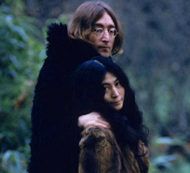 她跪于剪刀前，任由观众剪碎她身上的衣服，期间无一人停手