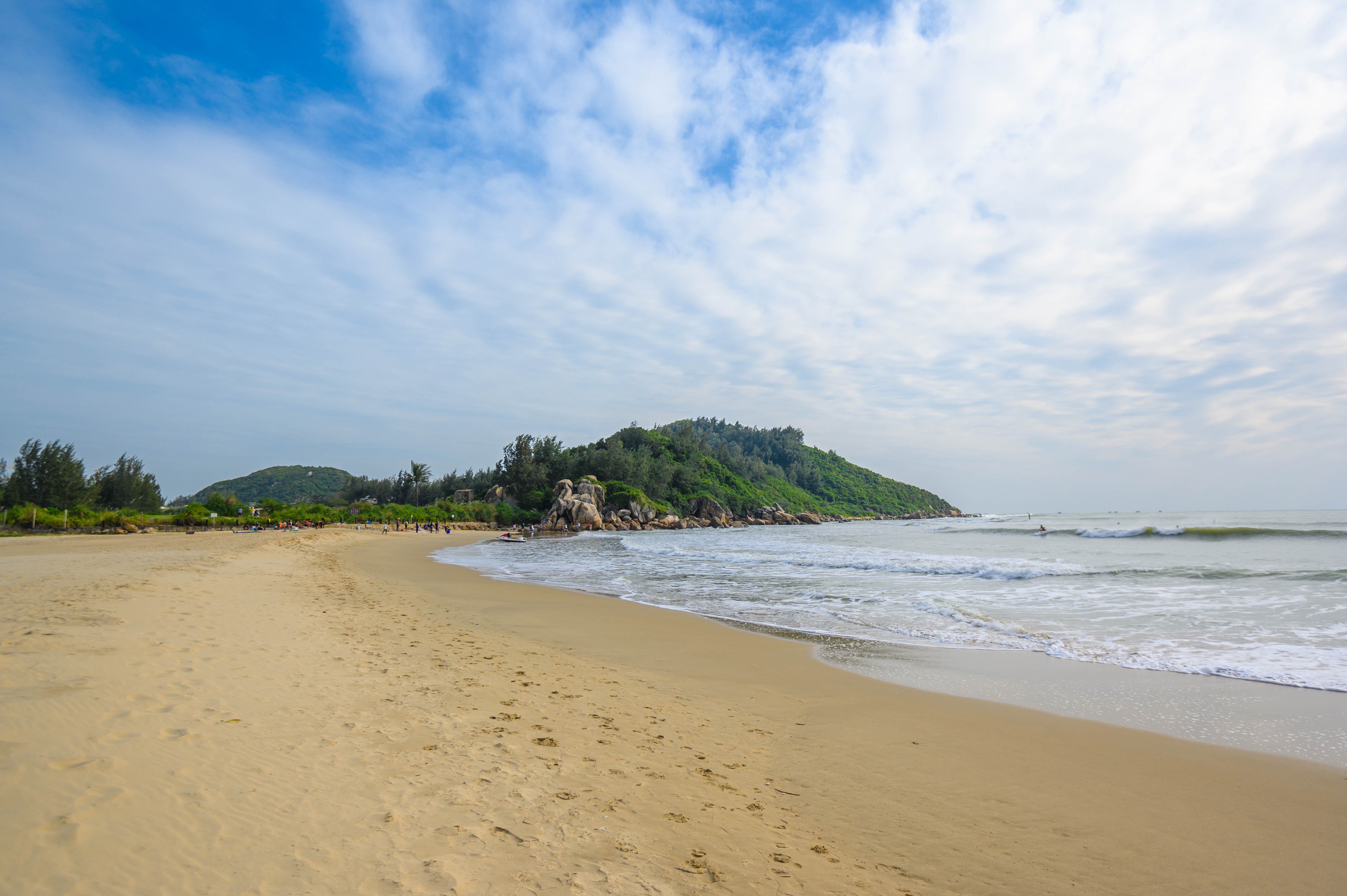 海南不止只有三亚,去万宁玩个冲浪,还有神犬小七拍摄地等着你