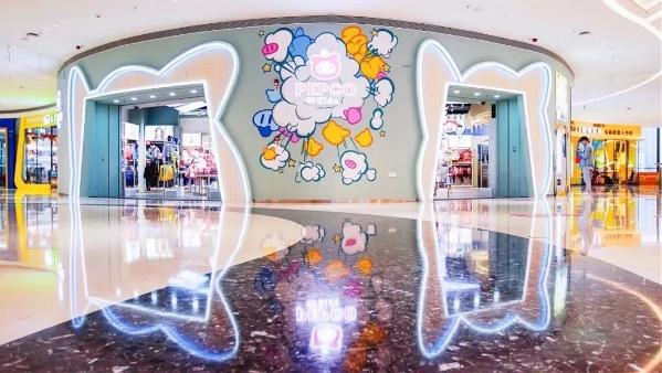 大象奔向水边,大象向着人类跑去