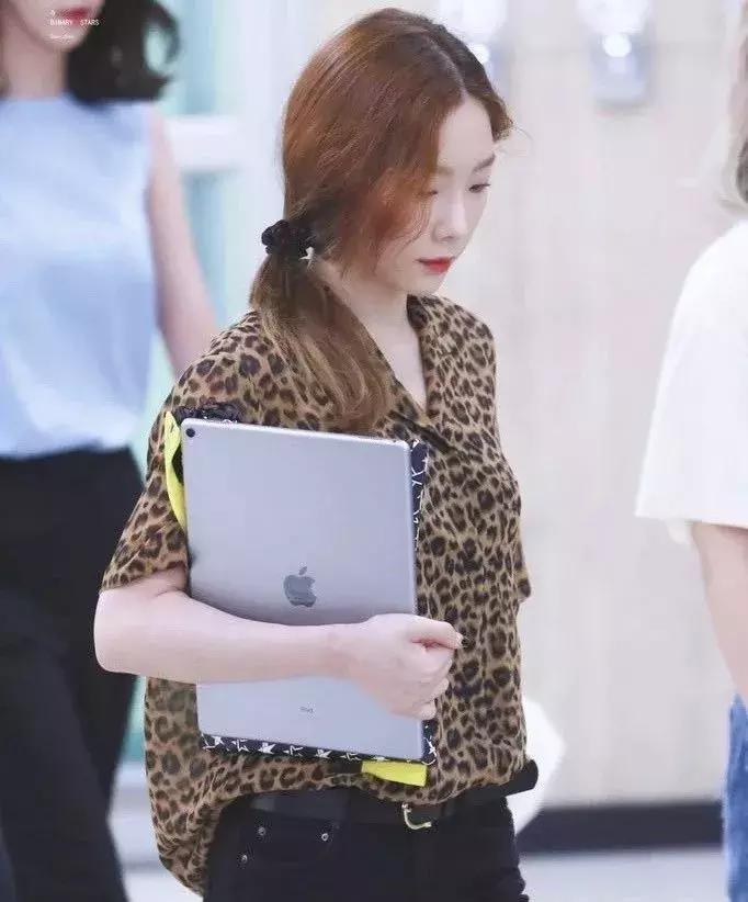 奚梦瑶穿miumiu黑钻吊带裙,158和178情侣穿搭