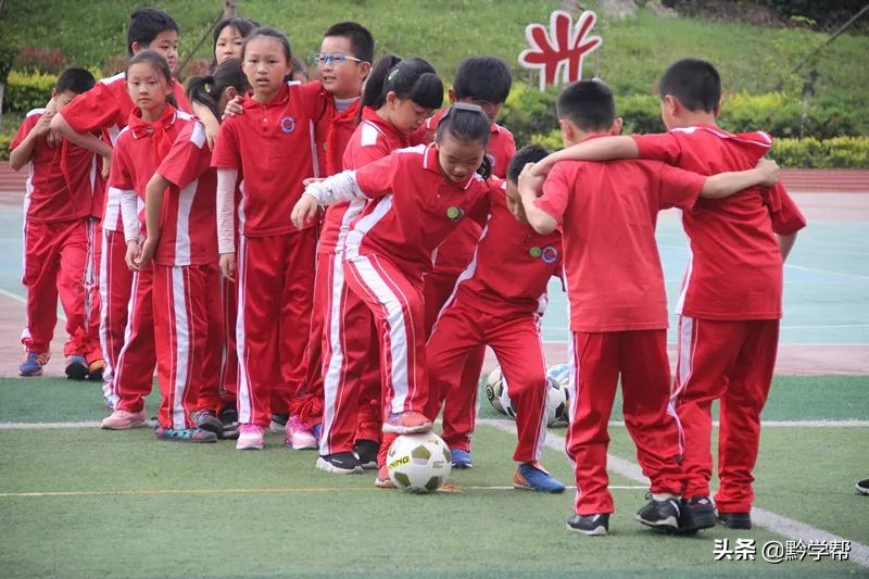 课间做广播体操,在教室做的广播体操