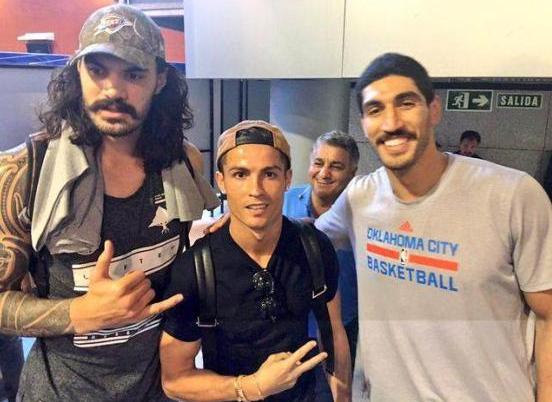 篮球明星和足球明星身价对比,奥尼尔体型和姚明的体型