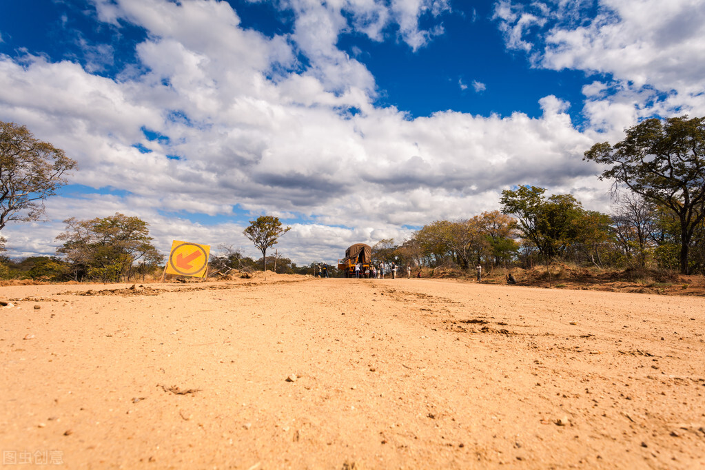 非洲贫困男孩用发电机抽水拯救了一村人，他的教育方式让人深思